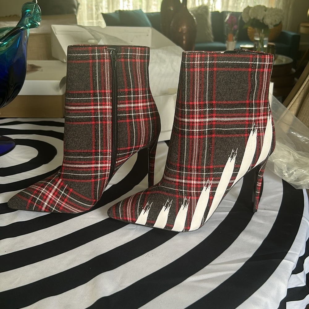 Boots to love! Very chic and stylish. Brand new never worn